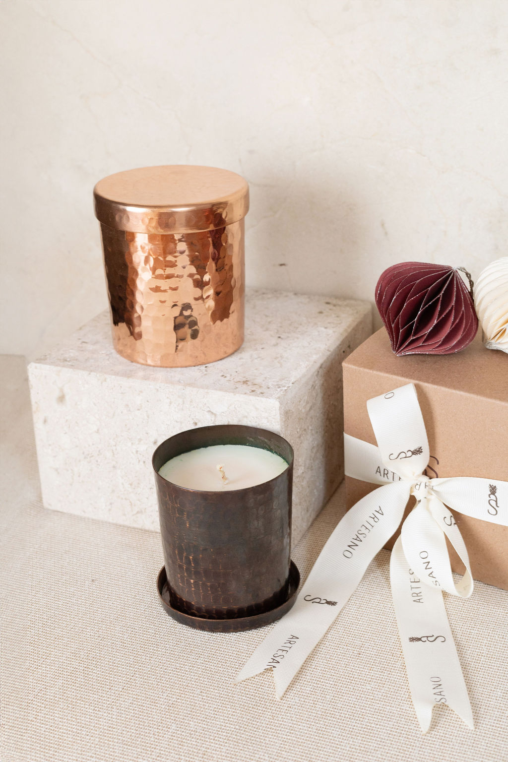 Aromatic candle in a copper base with lid 