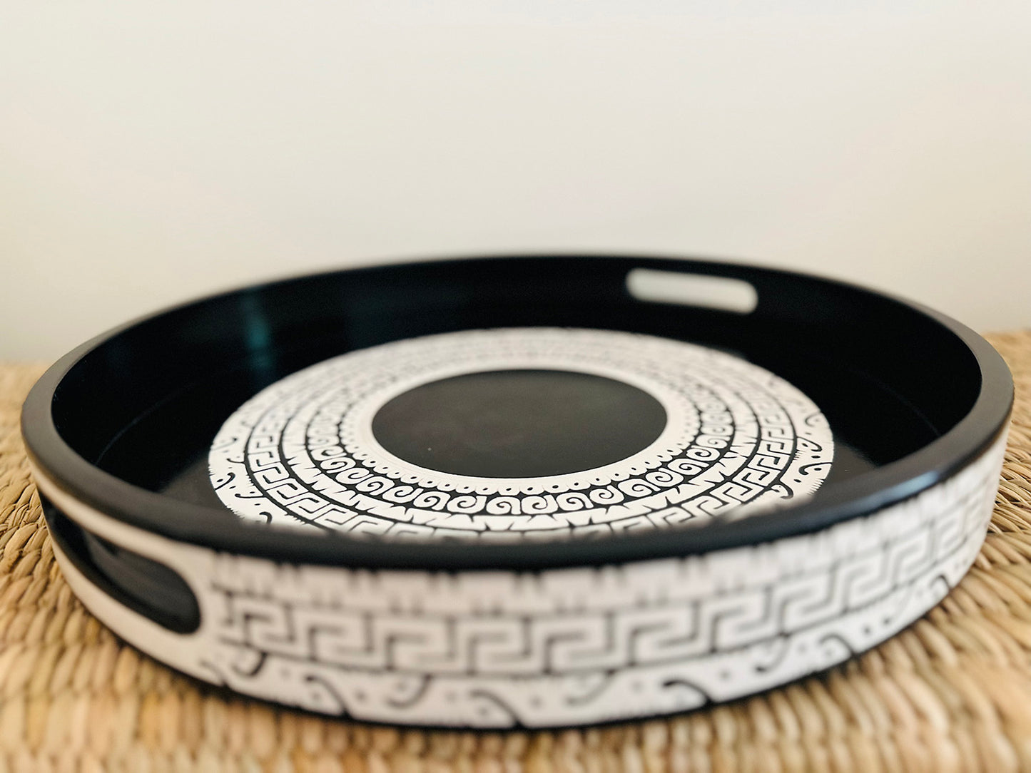 Black and white Round Tray