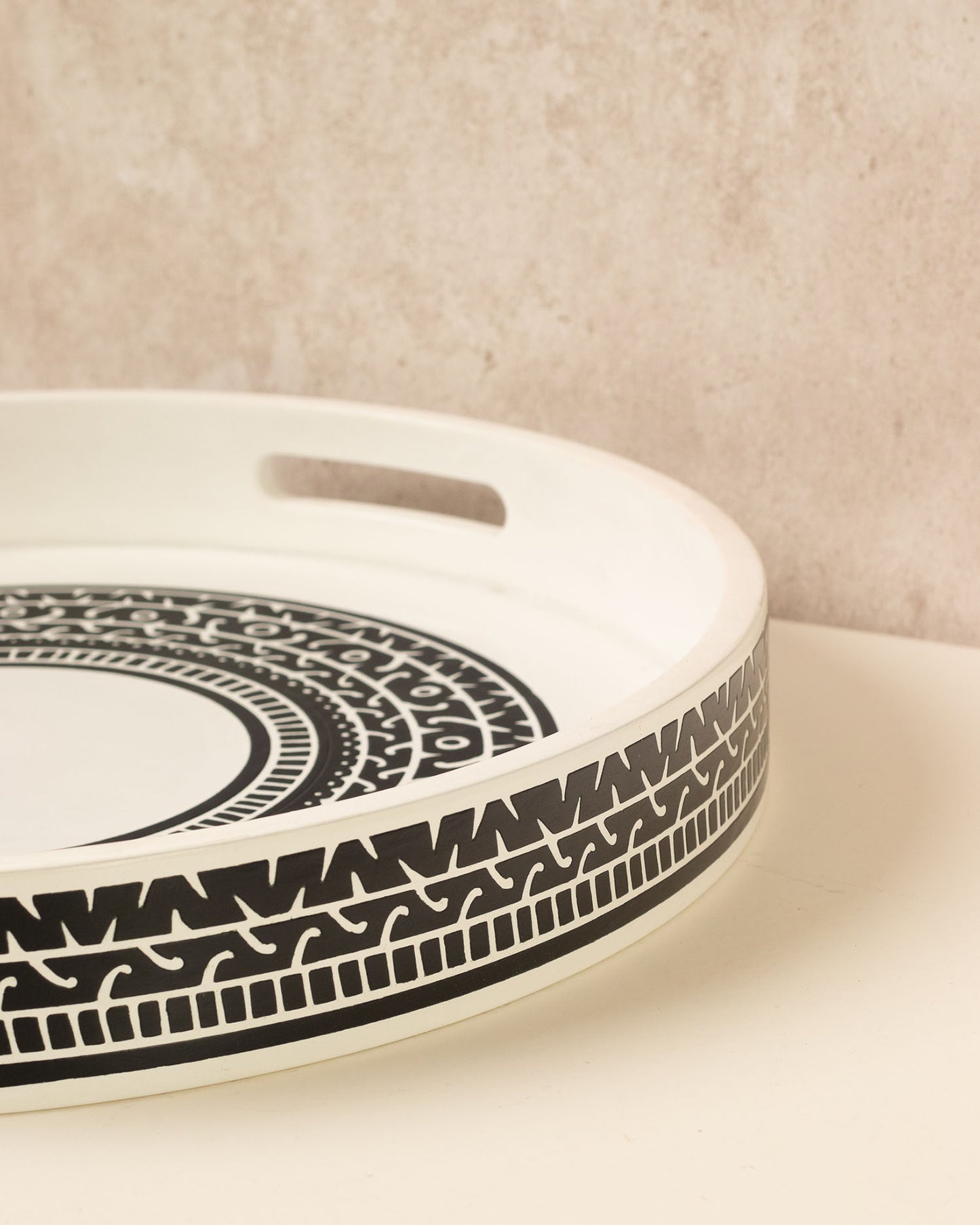 White and black "Olinala" Tray