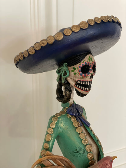 Catrina Charra con vestido verde, de cerámica de barro pintada a mano