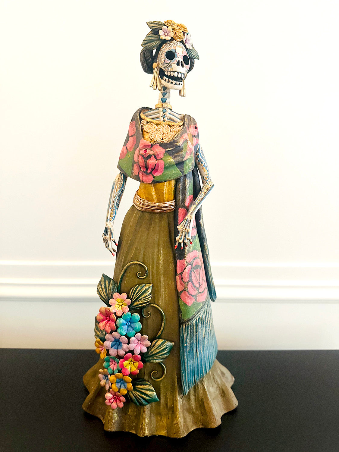 Catrina Frida Kahlo de ceramica de barro pintada y esculpida a mano