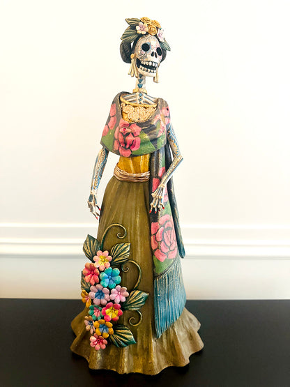 Catrina Frida Kahlo de ceramica de barro pintada y esculpida a mano