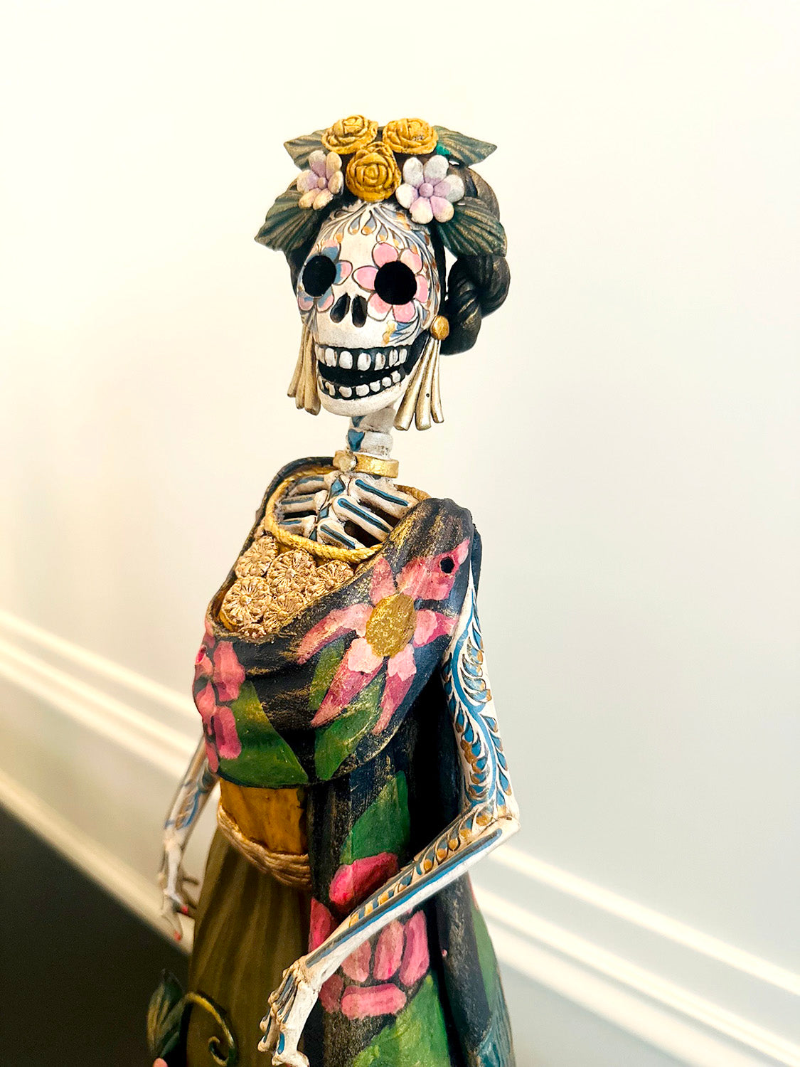 Catrina Frida Kahlo de ceramica de barro pintada y esculpida a mano