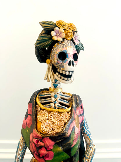 Catrina Frida Kahlo de ceramica de barro pintada y esculpida a mano