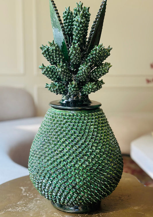 Piña de Barro vidriado color verde con diseño de pellizco y penacho de agave