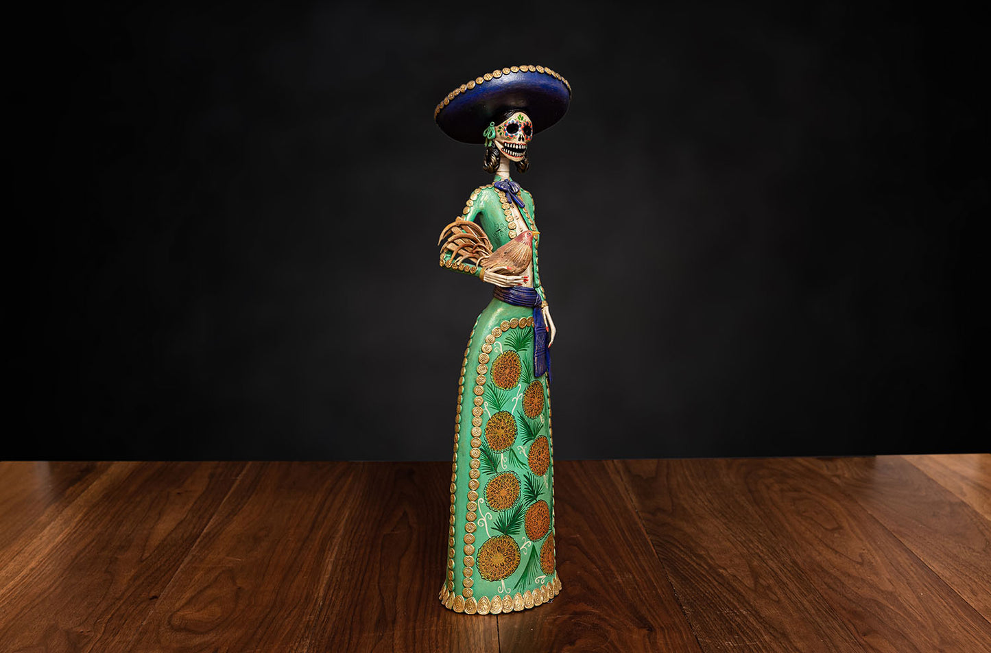 Catrina Charra con vestido verde, de cerámica de barro pintada a mano