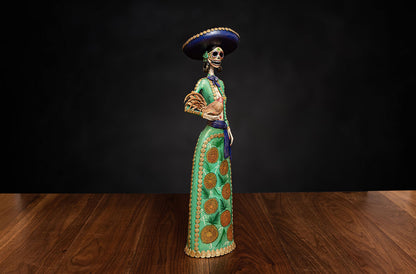 Catrina Charra con vestido verde, de cerámica de barro pintada a mano