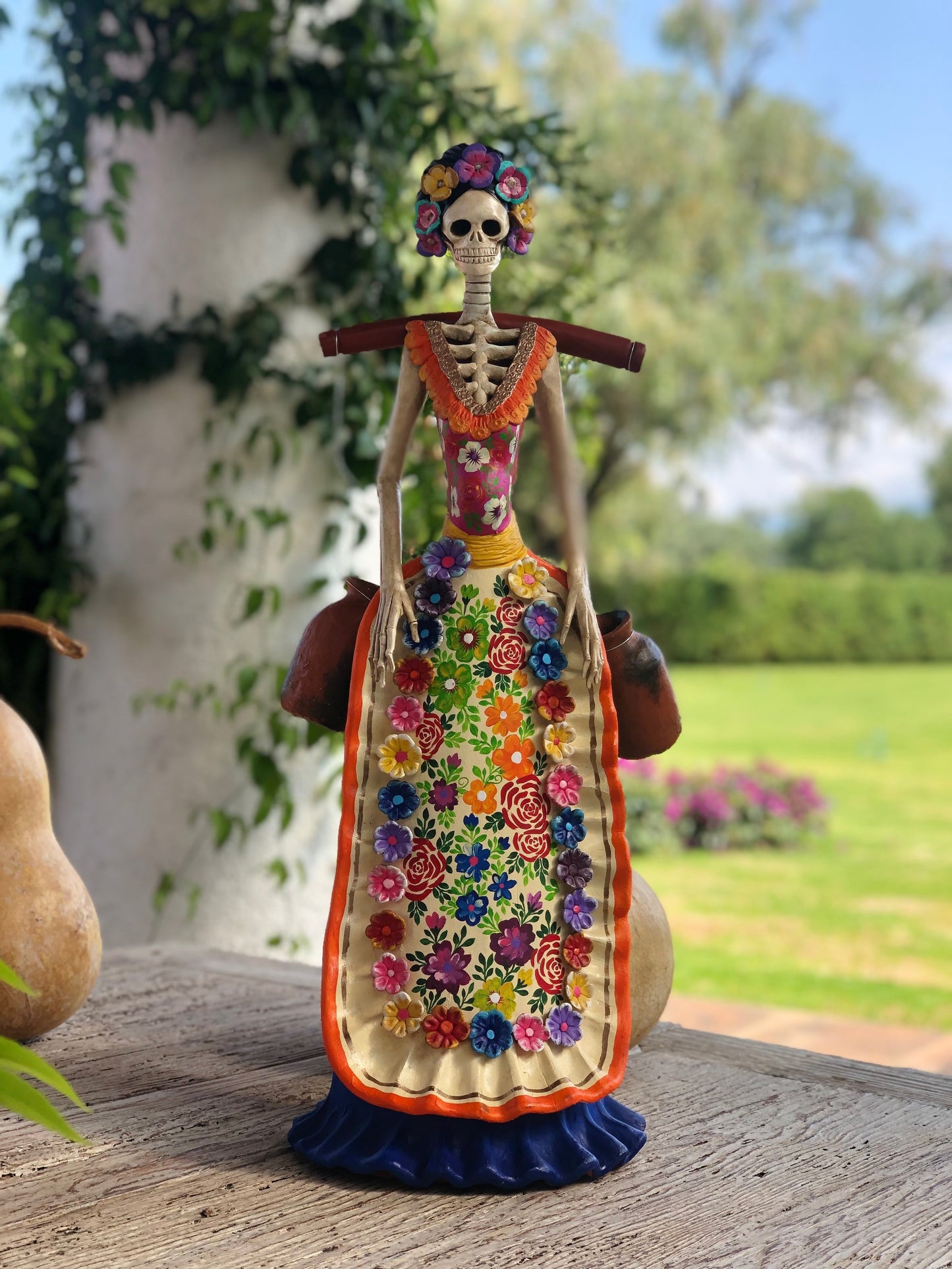 Catrina Tradicional Embarazada de ceramica de barro pintada a mano